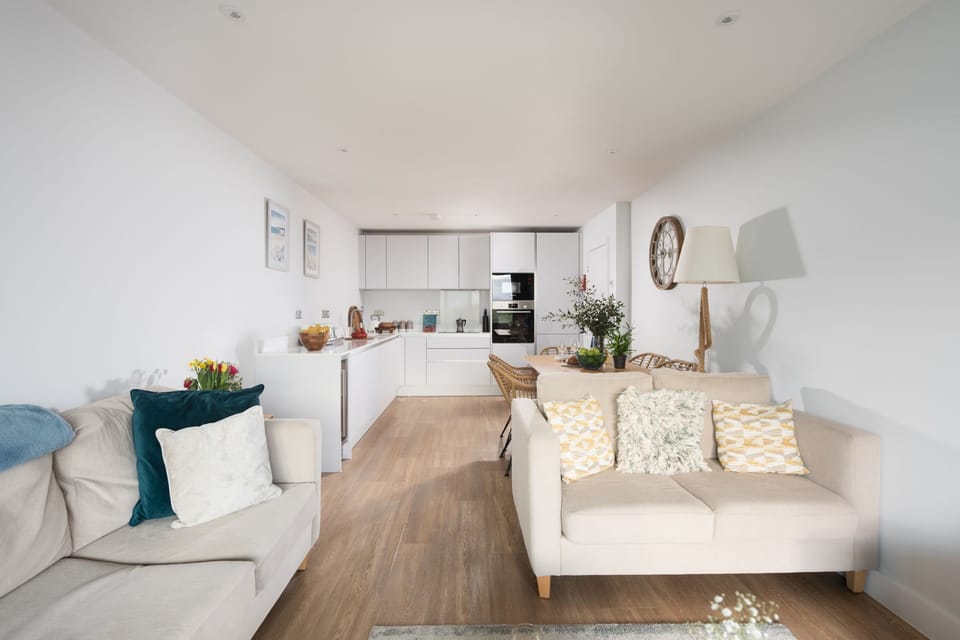 The living area in open plan with the dining area and kitchen - Ocean's Eleven, The Liner