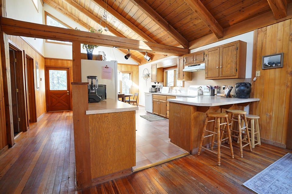 Kitchen ( Main Floor) 