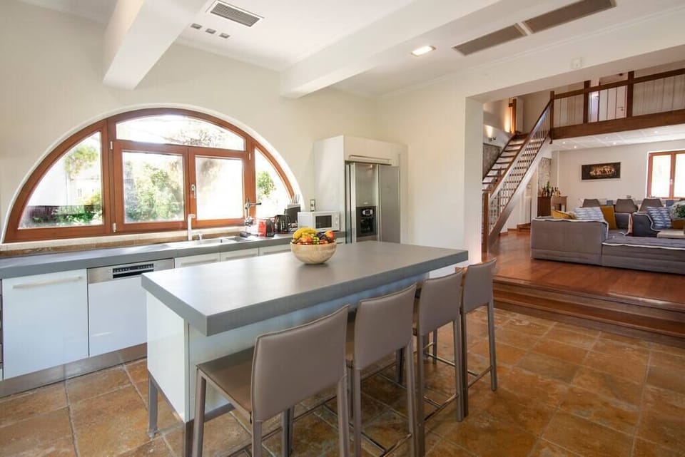 "Creative Culinary Haven: Unleash Your Tasteful Creations in the Fully-Equipped Kitchen;))))))))