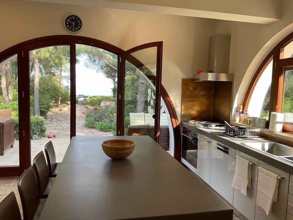 While you cook, your loved ones can enjoy your delicious dishes right beside you;))))