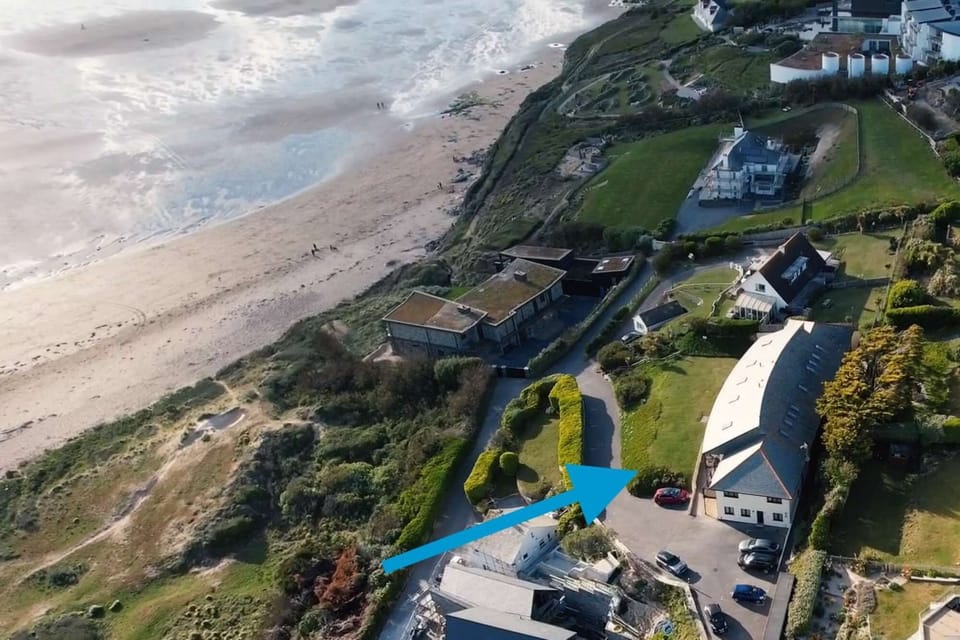 Aerial photo of the apartment building overlooking the beach and sea
