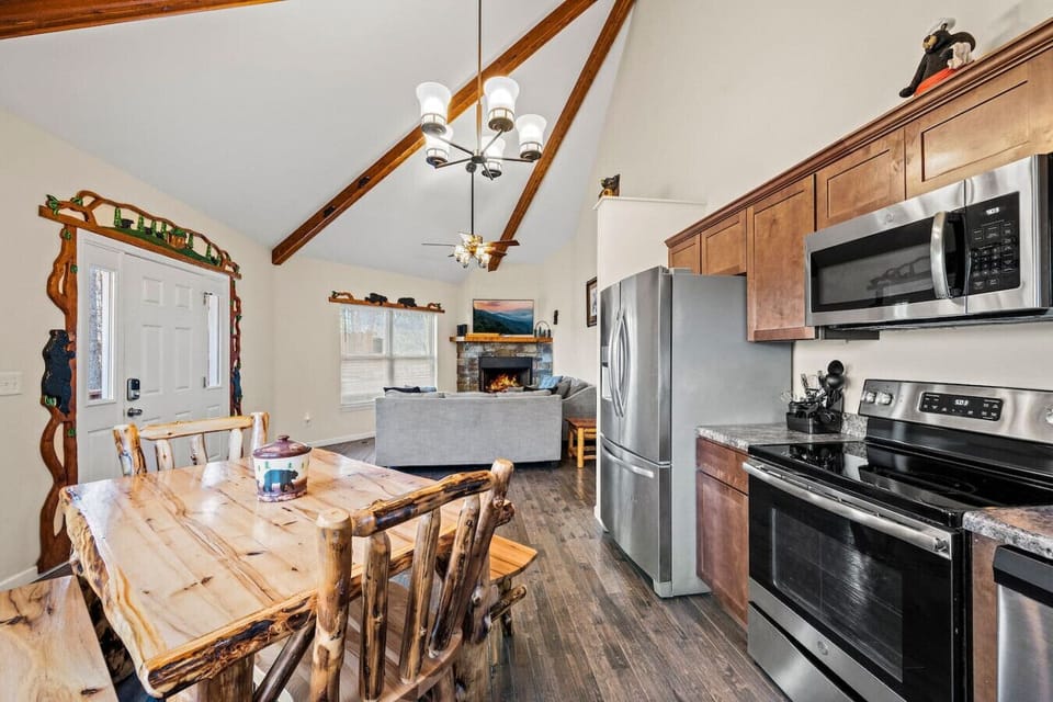 Fully-equipped kitchen and comfortable dining area.
