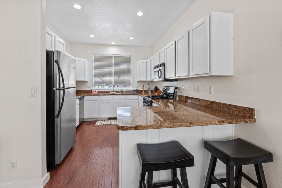 Kitchen and breakfast bar