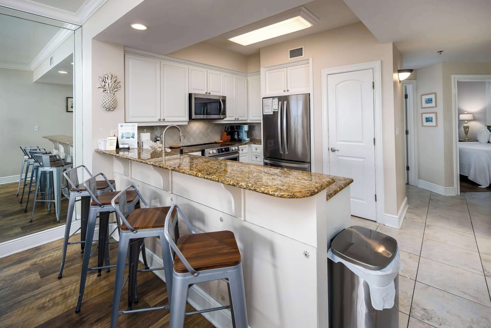 Kitchen with breakfast bar