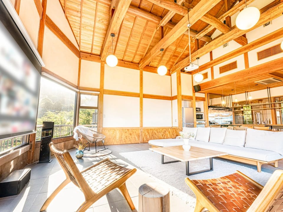 ・[Living] A Japanese space where you can feel the texture of wood. The spacious living room with high ceilings gives you an open feeling.
