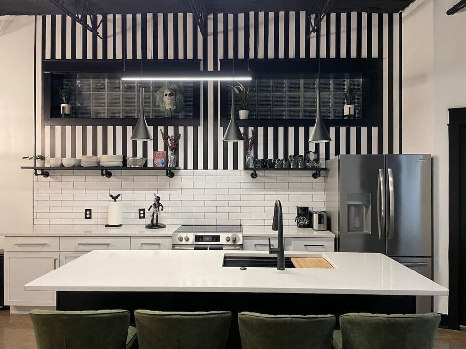 Beetlejuice Kitchen Full Size Fridge, Dishwasher, Fully equipped