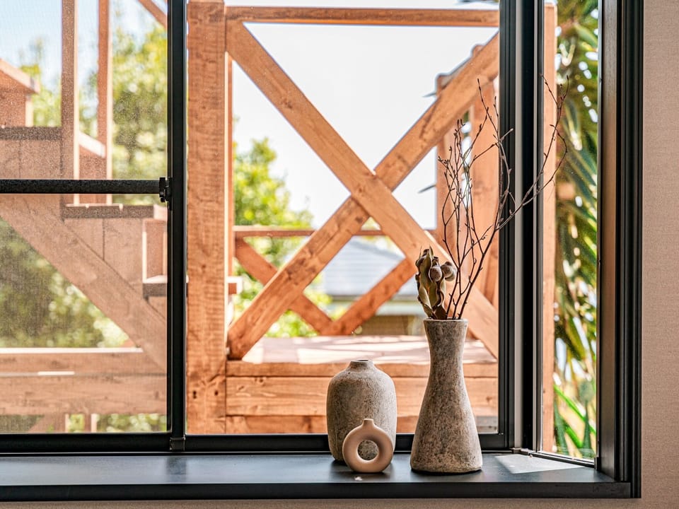 ・[Bedroom] From the window, you can see the outside stairs that connect the wooden deck in the garden and the second floor deck.