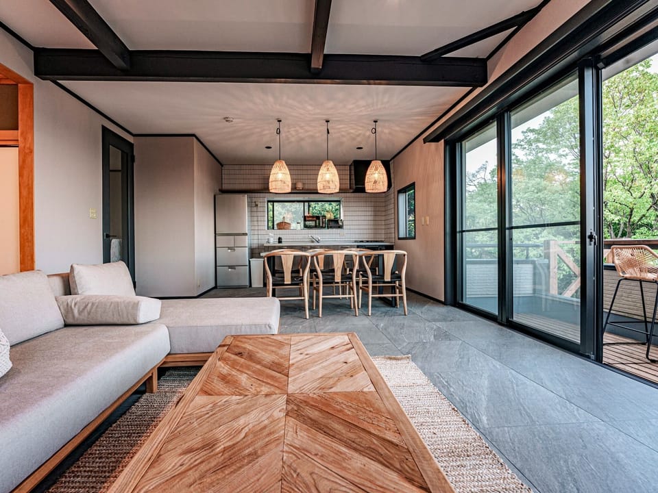 ・[Living room] Direct access to the deck. Please relax with your companions.