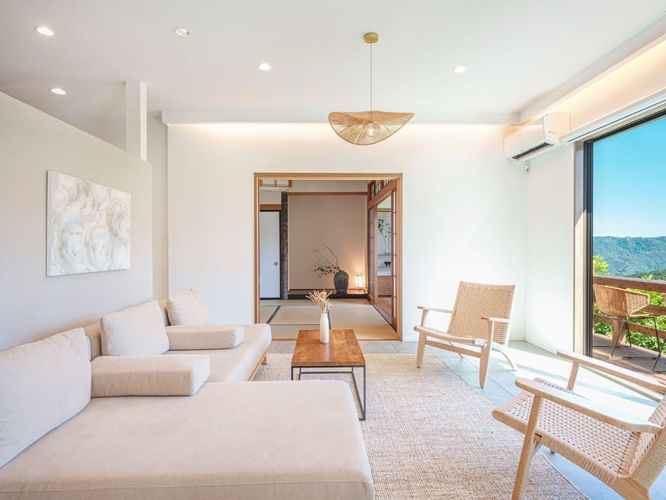 ・[Living room] You can also go out onto the terrace from this window.