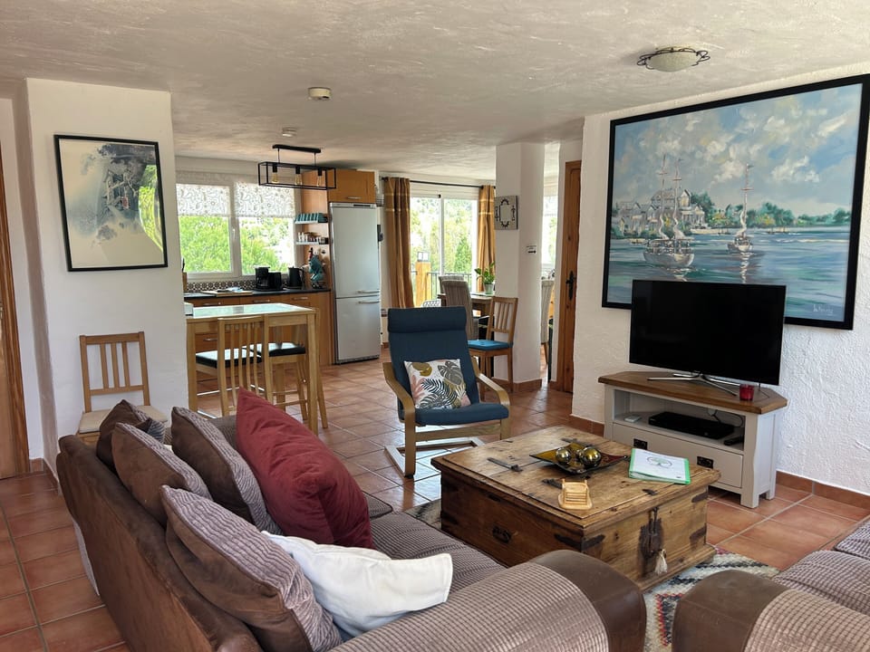  Lounge Area - Aircon, Smart TV with Netflix, DVD player and DVDs