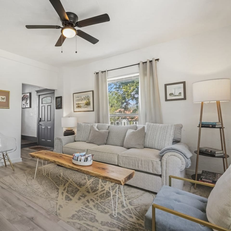 Discover your perfect getaway at this 5BR Retreat! With a full kitchen and Full kitchen for all your needs. Book now for an unforgettable stay!