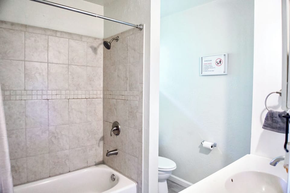 Enjoy the perfect mix of modern design and comfort in this thoughtfully crafted bathroom