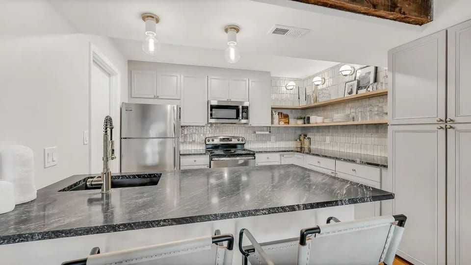Kitchen with breakfast bar