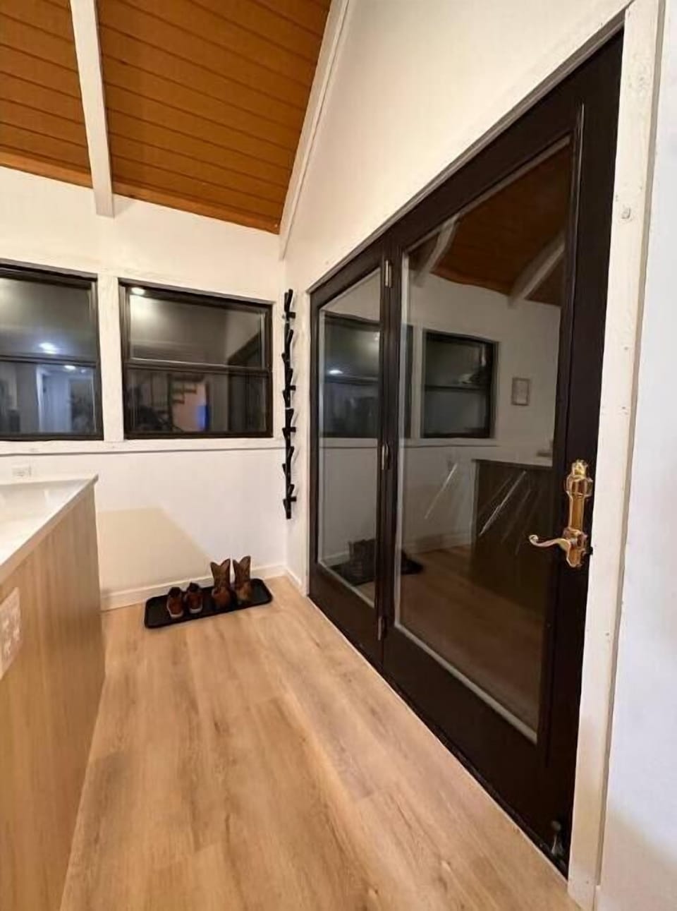 Front entrance. Coat rack and boot holder
