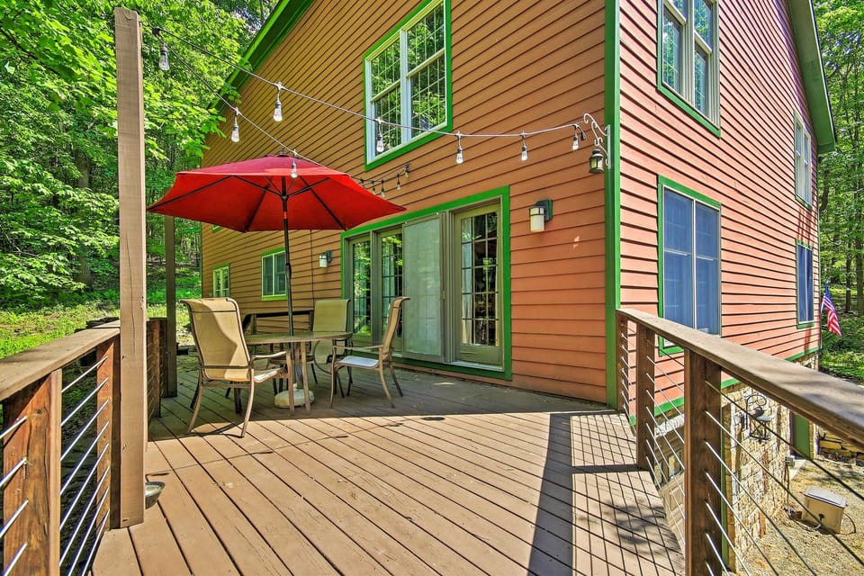 Backyard: Deck with seating for four