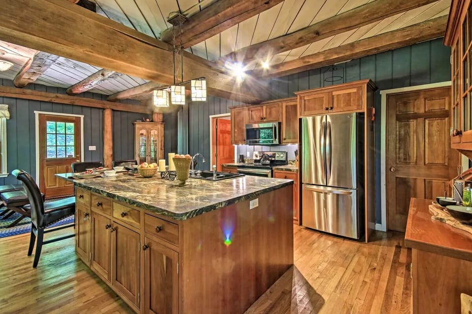 Kitchen: Fully stocked with major appliances