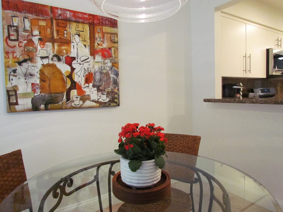 Brakfast Nook just off the kitchen.