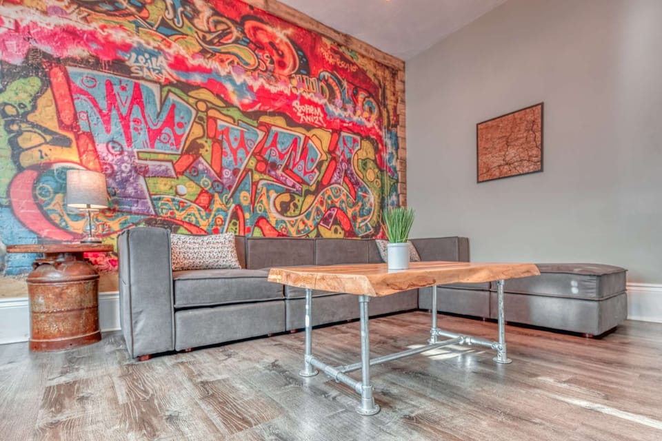 Spacious game room w/ ping pong table, lounge seating &amp; colorful artwork for fun nights in