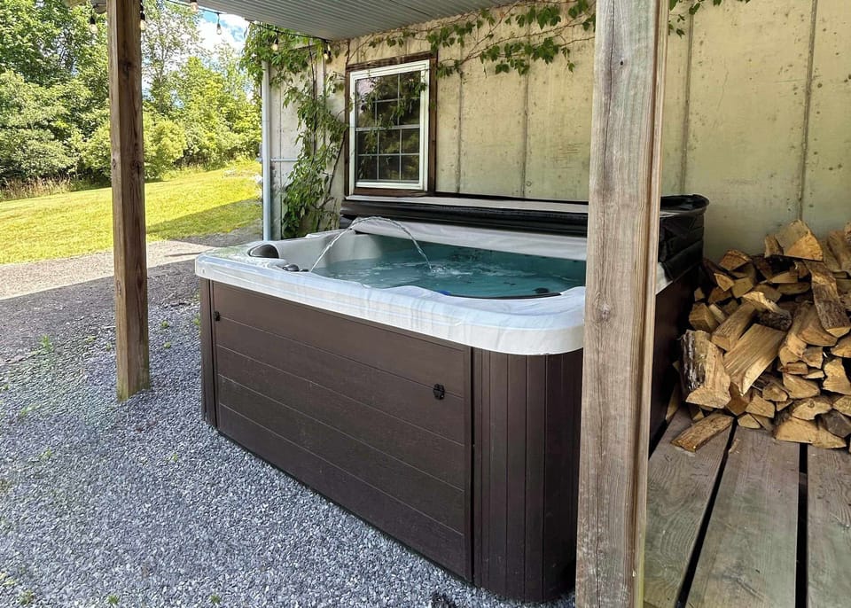Outdoor spa tub
