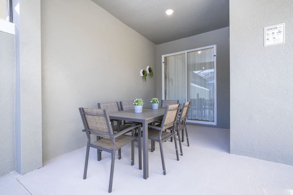 Outdoor dinning area.