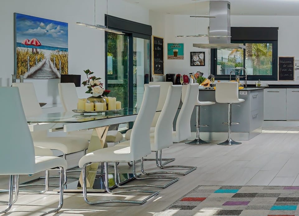 Dining table for the entire family adjacent to the kitchen