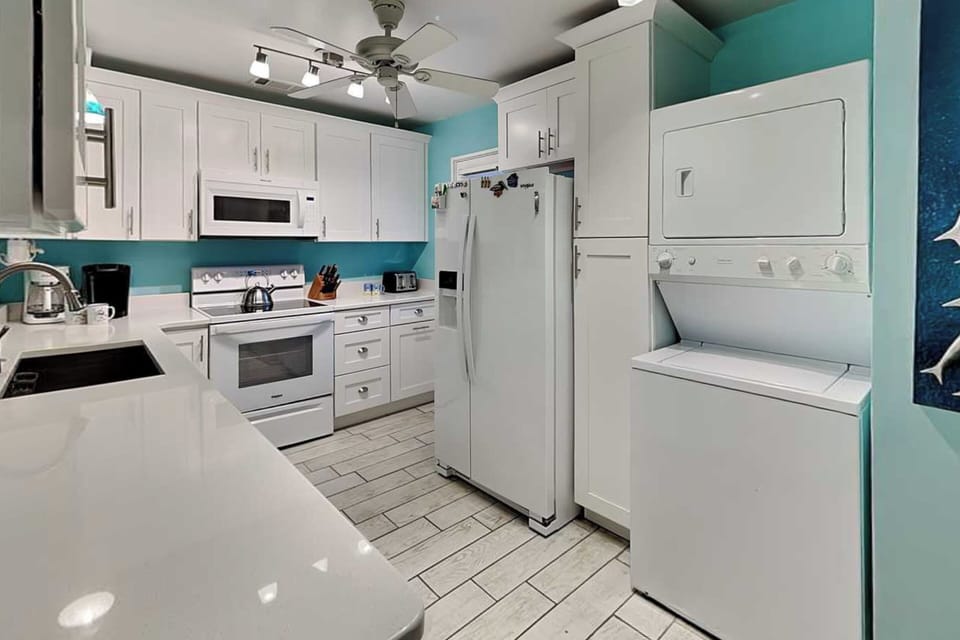 Full Kitchen w. Stacked Washer + Dryer
