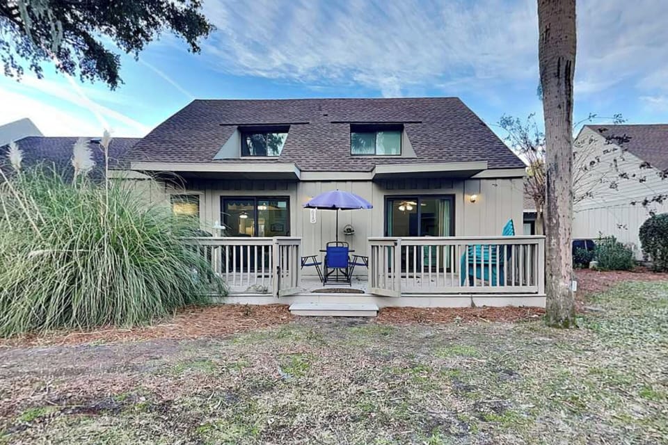 Large Walk-Out Deck w. Grill