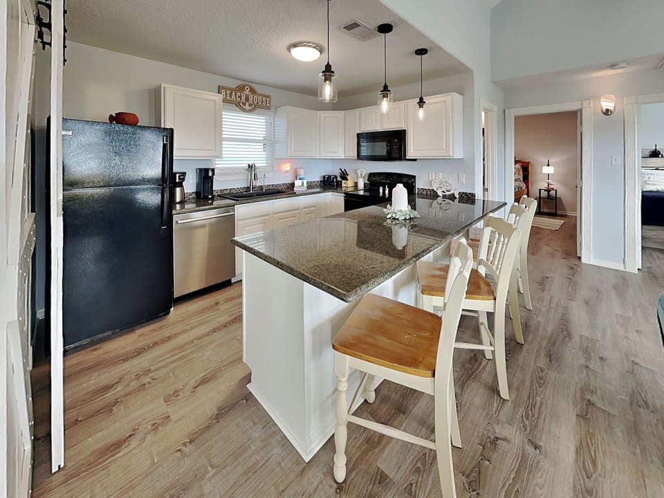 Kitchen - Countertop Seating for 4