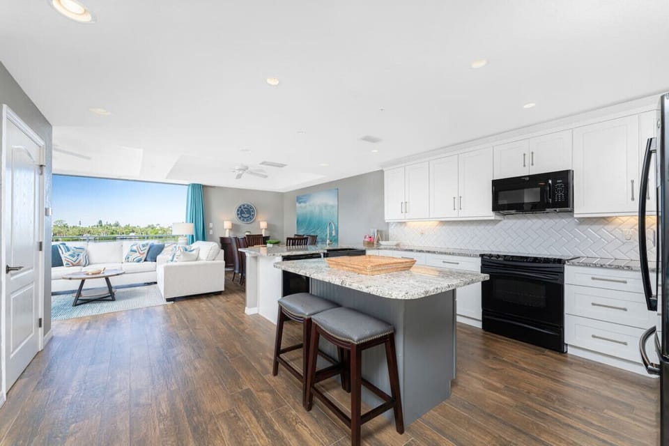 Huge Living Area with Kitchen and Bar