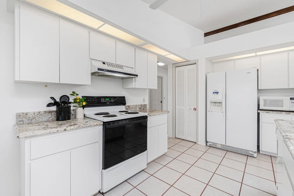 Kitchen (Alt Angle)