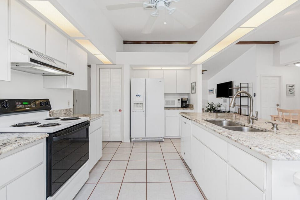Fully Equipped Kitchen (Alt Angle)