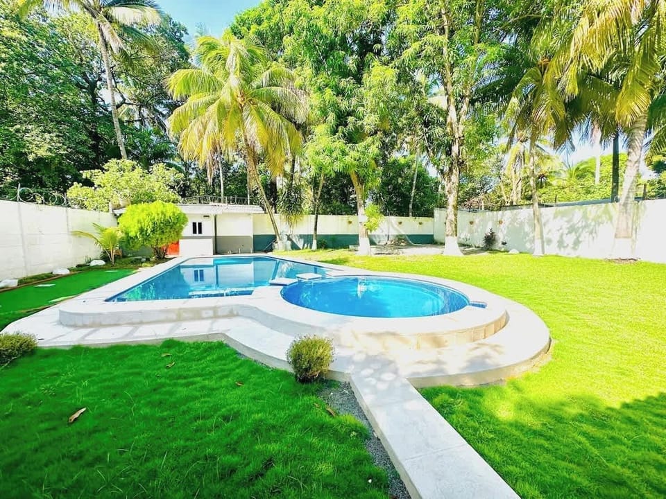 Kids round pool to the right