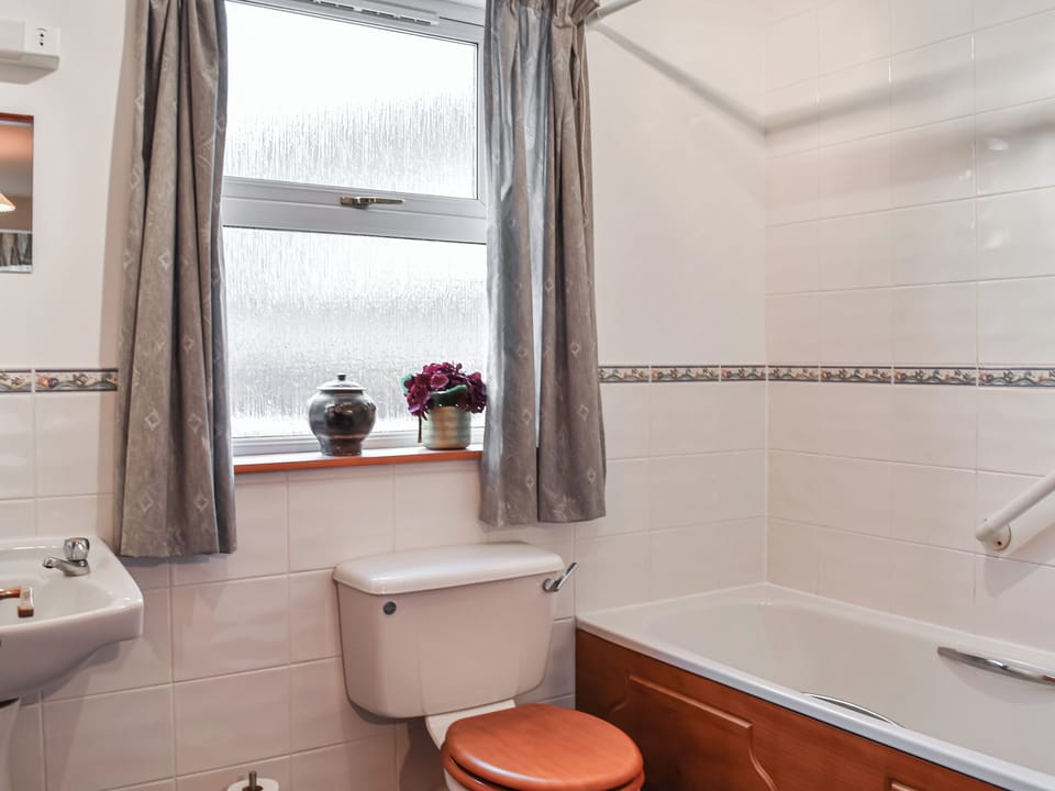 Bathroom | Pine Tree Cottage - Bonn Na Coille Cottages, Ballater