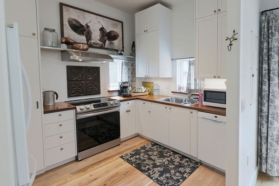 Open Kitchen, easy to serve visitors - coffee & tea provided.