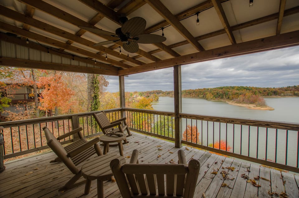 Huge deck with panoramic lake views
