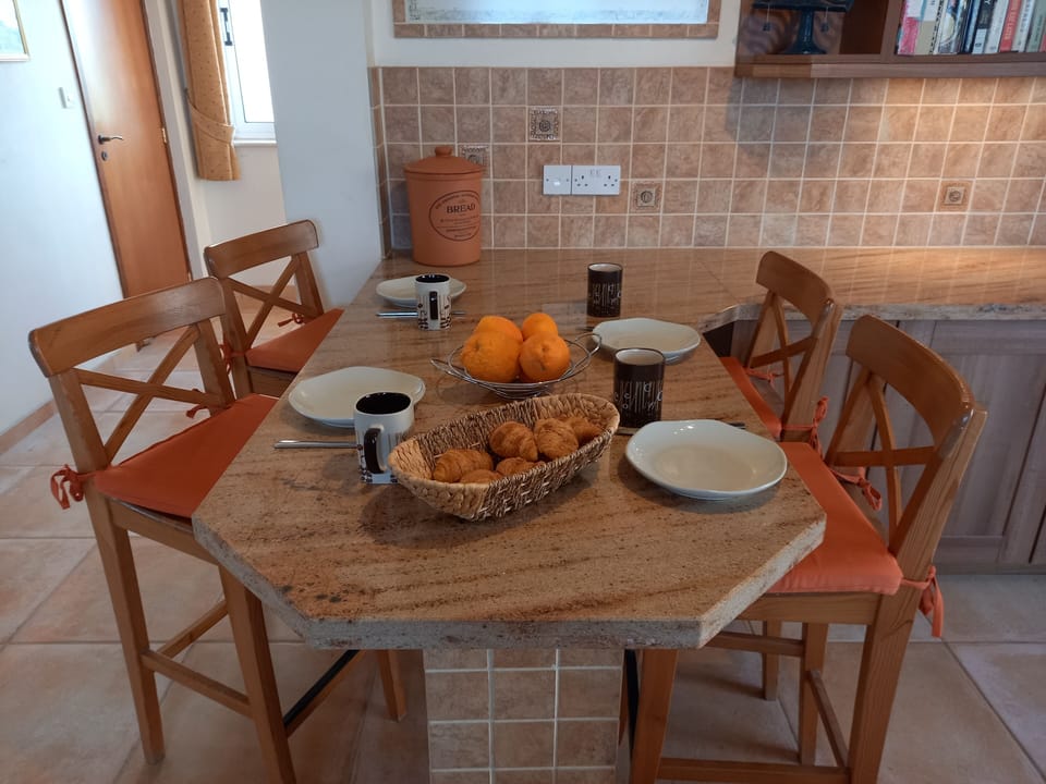 Sociable breakfast bar in kitchen
