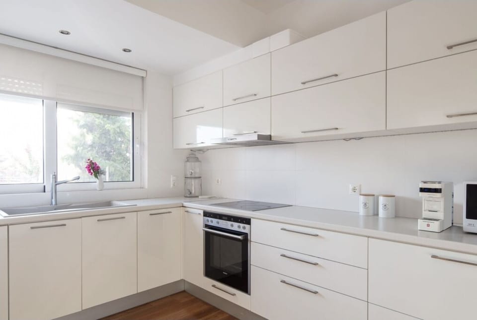 Modern, fully equipped kitchen.