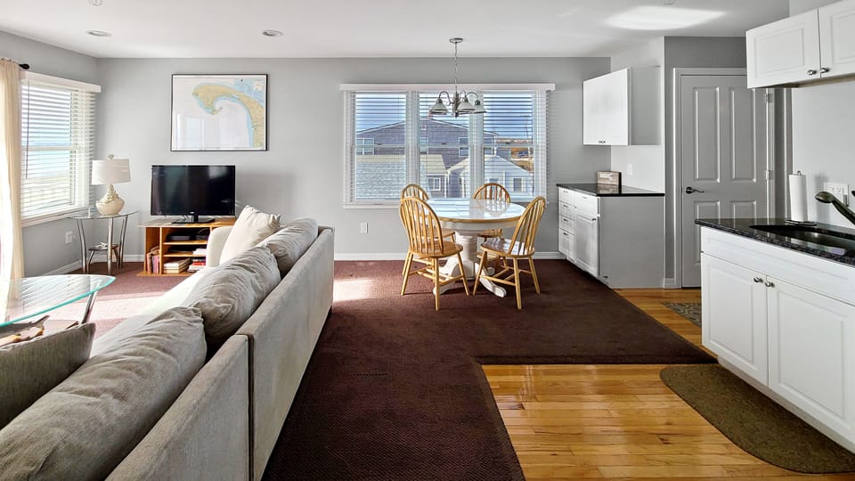 Open and bright main living area with living room, dining area and kitchen