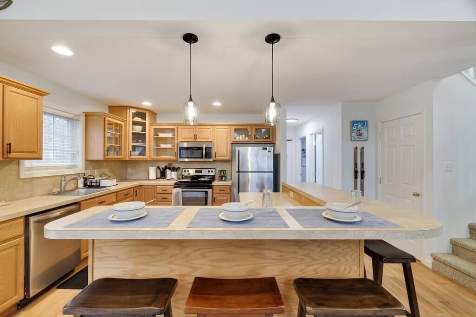 The kitchen has all new cookware, utensils, knives and will fulfill the needs of most gourmet chefs!