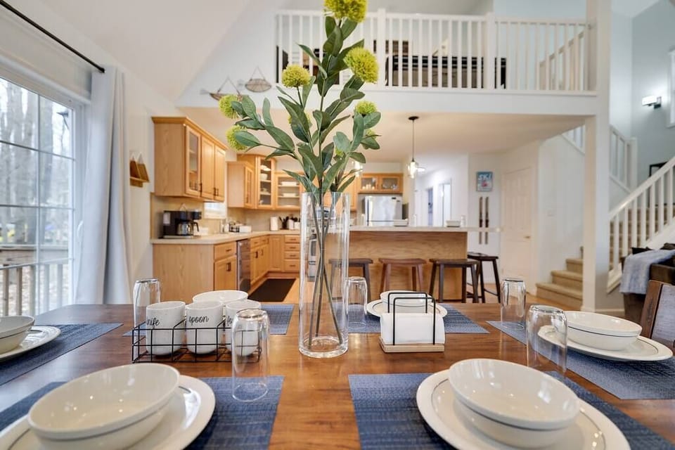 Dining table with bench seating and chairs for 6-8 guests and counter dining for 6 guests. 