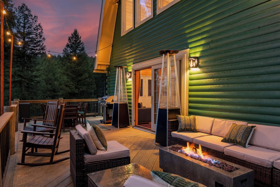 Lounge at night next to the firepit to stay cozy!