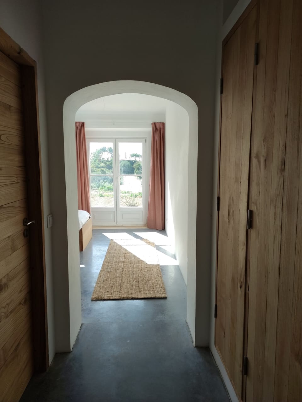 Access hall to suite 2