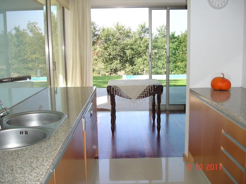 Cozinha com acesso direto exterior