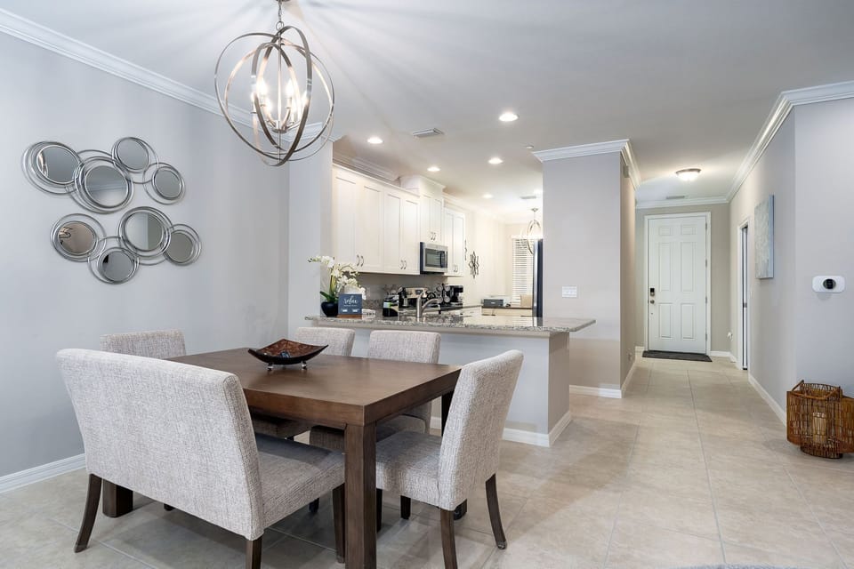 Dining Room Area that seats 6