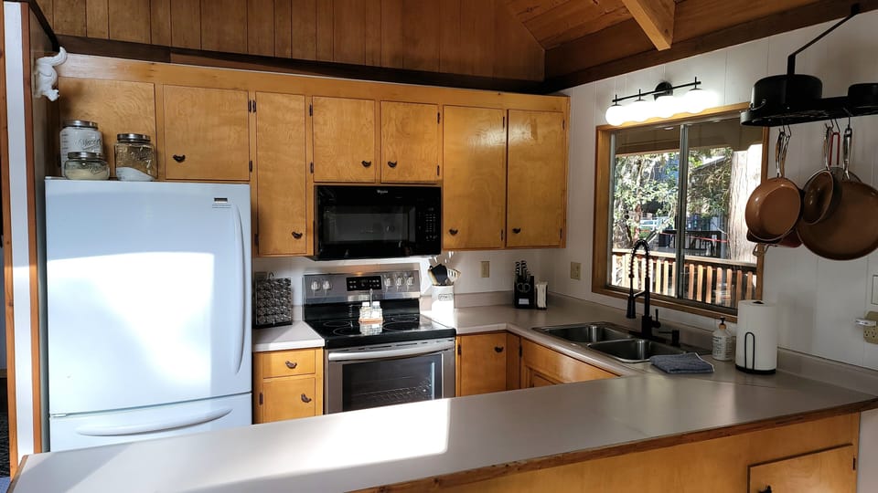 We offer a fully stocked kitchen so that our guests can easily cook.