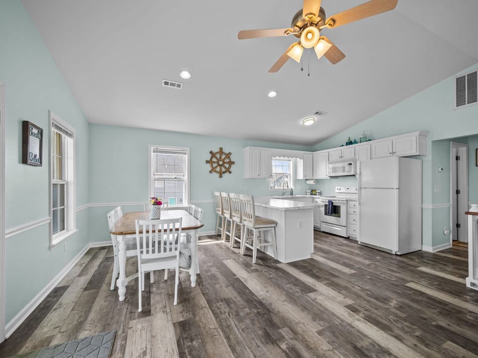 Kitchen with seats for 10 people. Two extra chairs available in bedrooms for additional seating. (1)