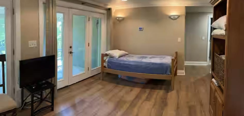 bunk room (includes TV)