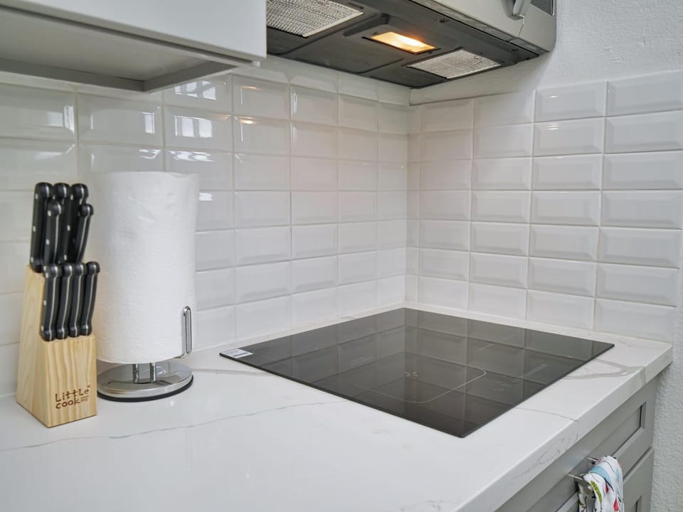 4 burner cooktop and over the range microwave