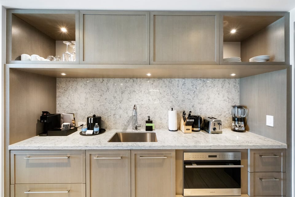 Kitchenette and dining area