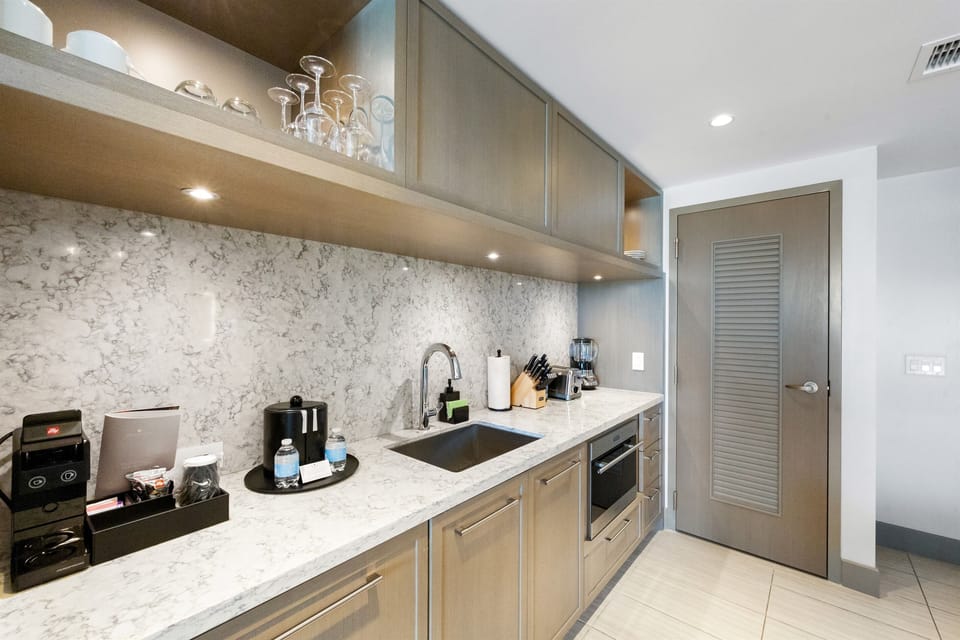 Kitchenette and dining area